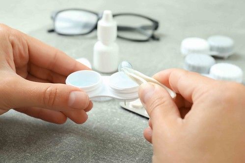 Cómo cuidar las gafas y lentillas: trucos para mantenerlas en buen estado